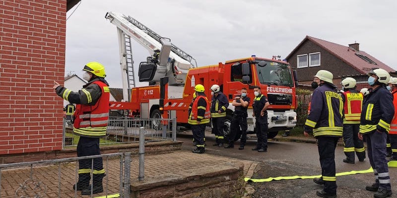 Feuerwehreinsatz in Holenberg - Vier Verletzte bei Schornsteinbrand 